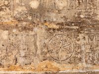 Grafitti im Gefängnishof