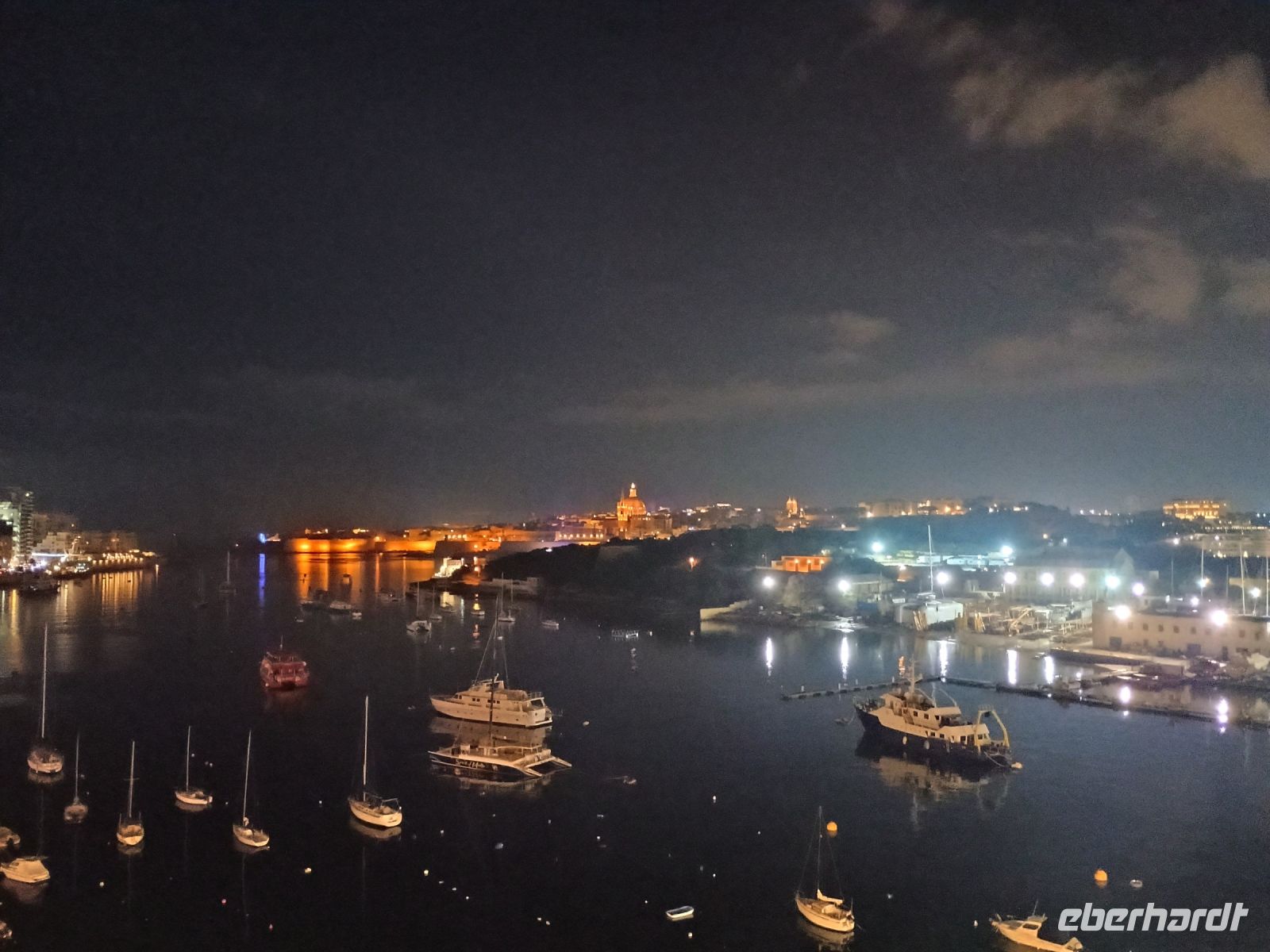 Blick auf Valletta bei Nacht