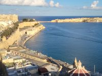 Blick von Upper Barracca Gardens auf Valletta und Hafeneinfahrt/Malta