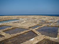 Salzsalinen im Norden Gozos