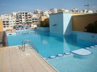 Hotelpool auf dem Dach vom MARITIM Antoine Hotel & Spa Malta in Mellieha