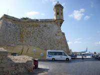 unser Bus an der Festungsmauer