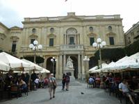 vor der Bibliothek sitzt Queen Victoria