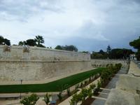  Blick in den Burggraben