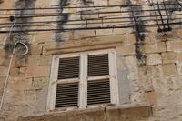 Ehemaliges Henkergebäude in Vittoriosa mit entsprechender Bemalung oberhalb des Fensters
