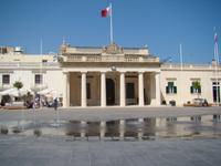 Platz vor dem Großmeisterpalast mit Wasserspiel in Valletta