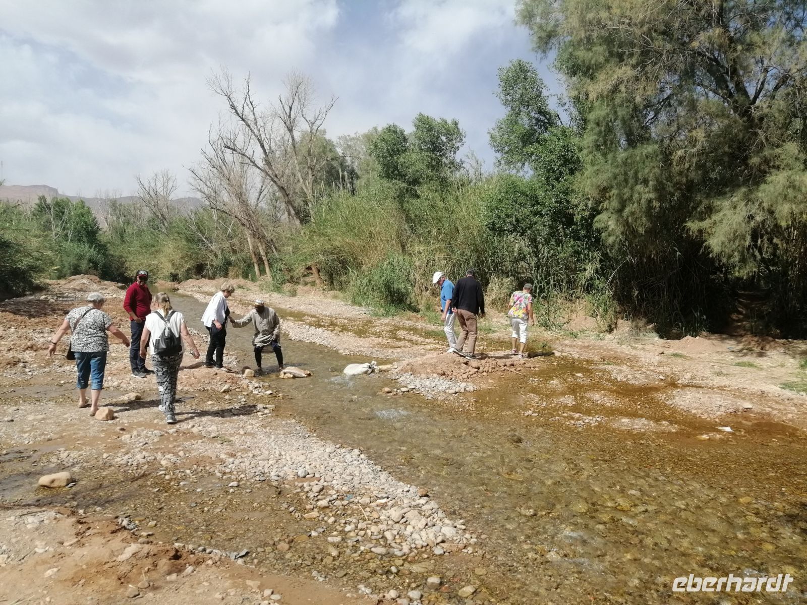 Überquerung  des Flußes Todgha Gorges während des Spaziergangs
