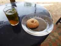 Pfefferminztee und Keks