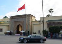 Vor dem Königspalast