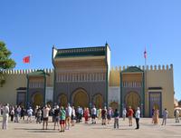 Vor dem Königspalast