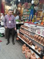 Said zeigt uns die marokkanisch-orientalische Tonbecher, Souk in Marrakesch