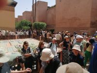 eine lange Warteschlange in den Saal der zwölf Säulen, Marrakesch