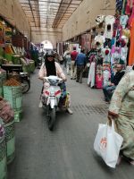 Mopedfahrer auf dem Souk, Marrakesch