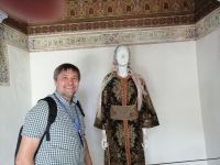 typische Tracht einer marokkanischen Frau (rechts im Bild), Dar Si Said-Museum, Marrakesch