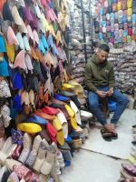 traditionelle Lederschuhe der Berber - Männer gelb, Frauen rot (Babouche), Souk in Marrakesch