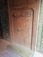 typische Doppeltür in ein Riad mit Fatima-Hand, rechts oben im Bild