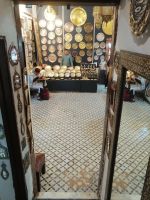 Angebot der handgemachten Kunstgegenstände, Medina von Fes