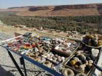 Fossilien- und Schmuckverkäufer an einer Raststätte