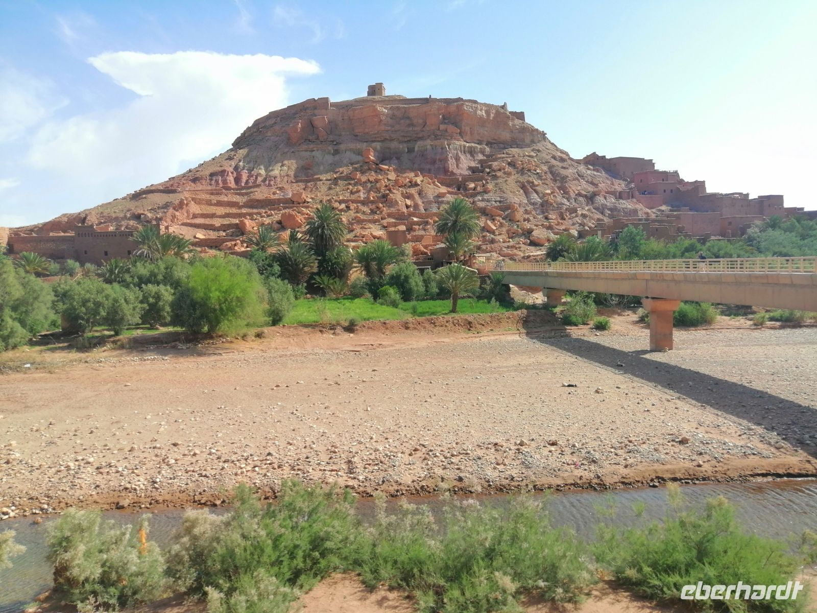 Überquerung des Flußes über die Brücke, im Hindergrund Kasbah Ait Ben Haddou