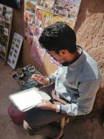 ein Künstler bei der Arbeit in einer Gasse, Kasbah Ait Ben Haddou