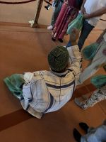 Mohamed erklärt uns die Körperhaltung im Gebet sehr anschaulich