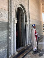 8.4.königliche Garde - am Mausoleum.jpeg