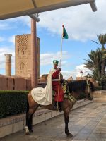 78) Wachposten am Mausoleum und Hassan Turm von Rabat, Marokko