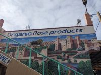 240) Rosenprodukte auf dem Weg nach Aït-Ben-Haddou, Marokko