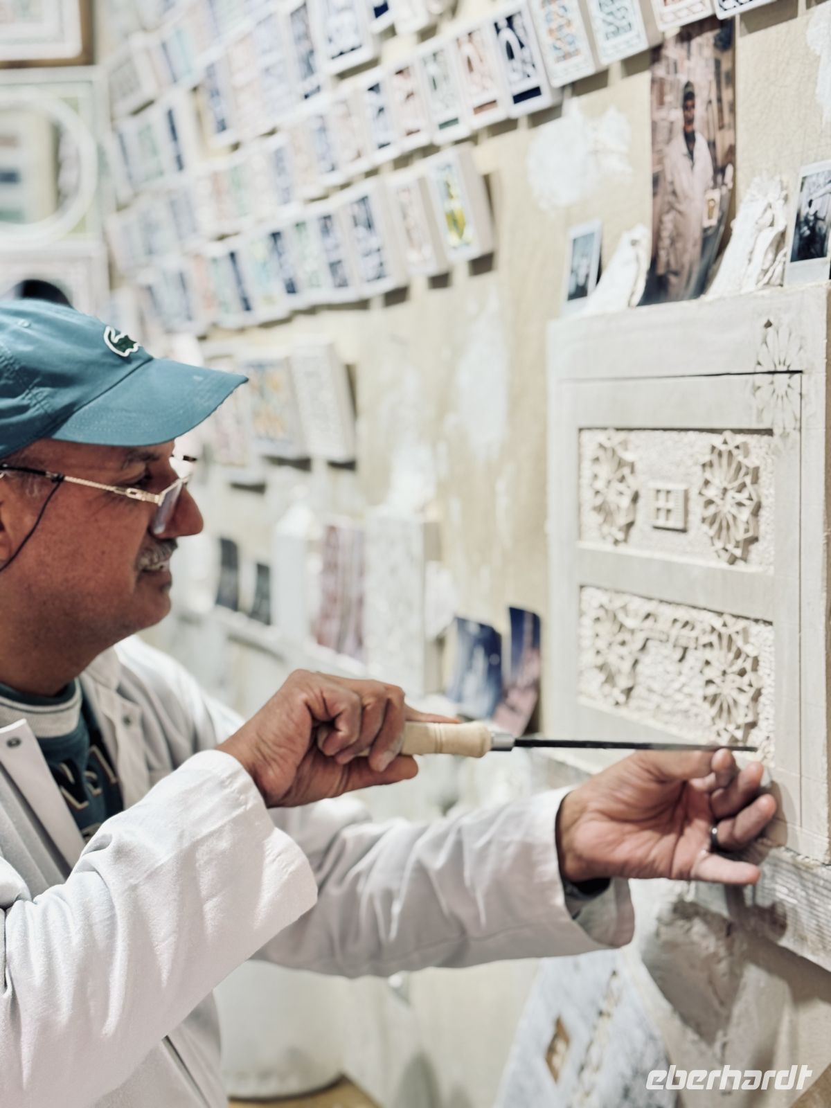 2. Tag - Stuckateur bei der Arbeit, Marrakesch &ndash; &copy;  (Eberhardt TRAVEL)