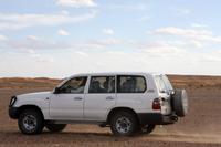 Mit dem Jeep durch die Geröllwüste der Sahara