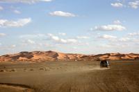 Mit dem Jeep durch die Geröllwüste der Sahara
