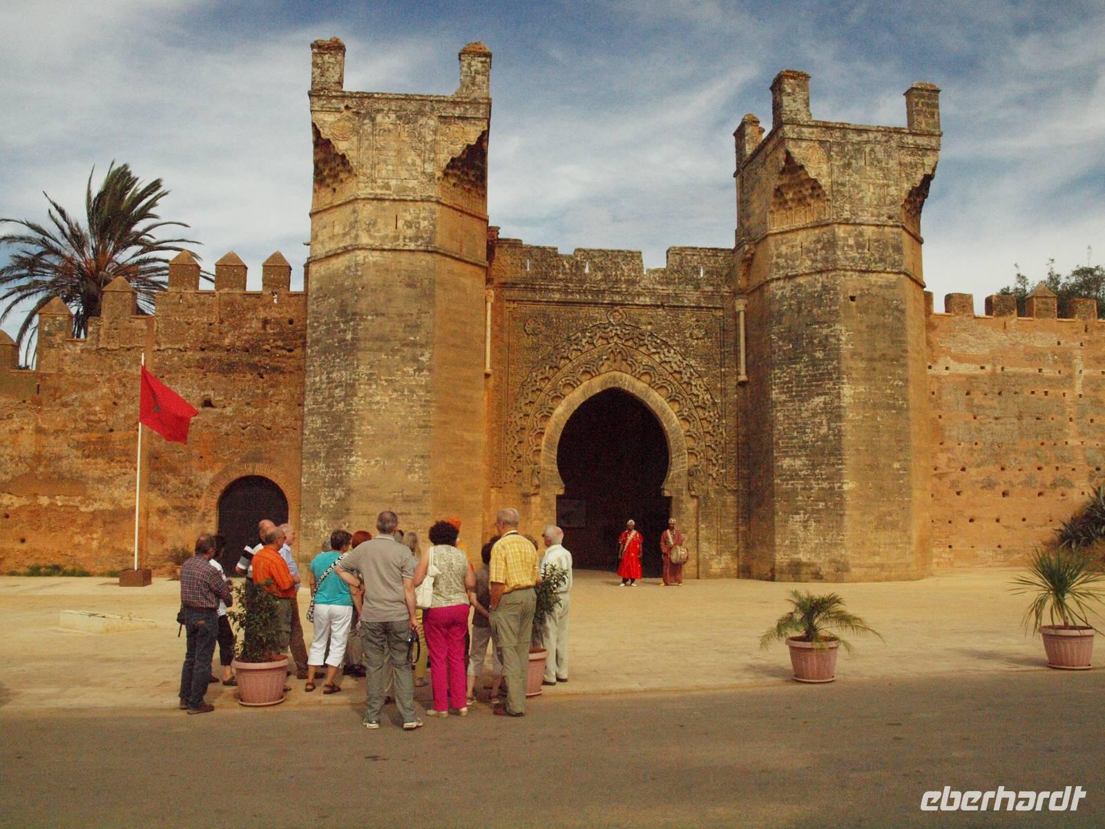 Eberhardt Reisegäste vor dem Ruinenensemble der Chellah