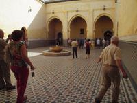 Eberhardt Reisegäste im Moschee-Mausoleum von Moulay Ismail