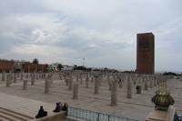 Hassan Turm und dem Mausoleum der verstorbenen Könige Mohammed V. und Hassan II.