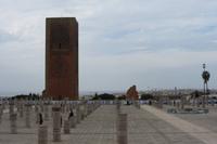 Hassan Turm und dem Mausoleum der verstorbenen Könige Mohammed V. und Hassan II.
