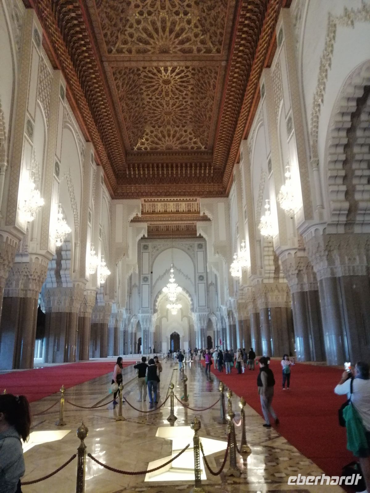 Gebetsraum mit seinem berühmten Schieberdach, Moschee Hassan II. in Casdablanca