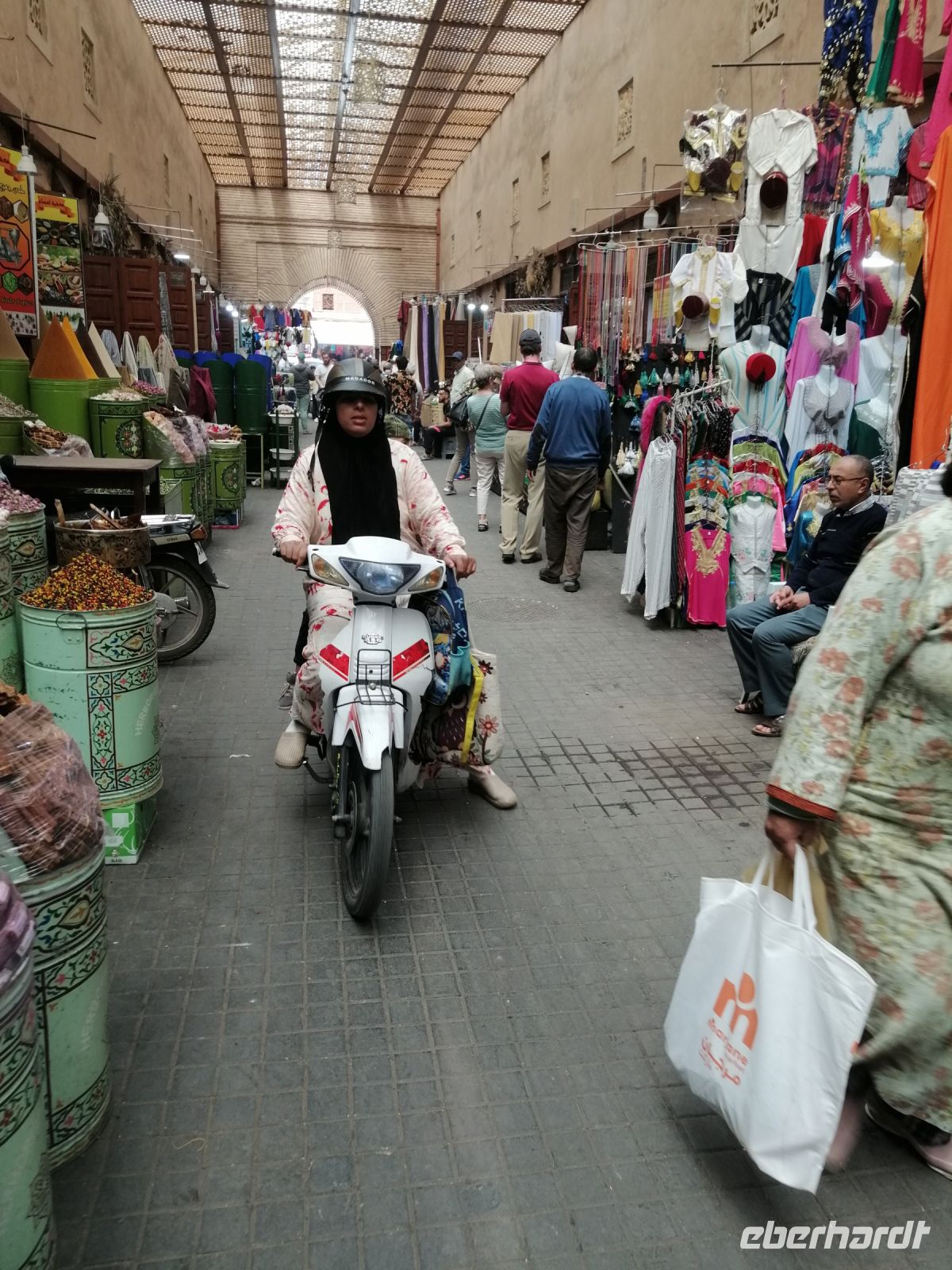 Mopedfahrer auf dem Souk, Marrakesch
