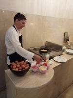 Omelette-Vorbereitung beim Frühstück im Hotel, Marrakesch