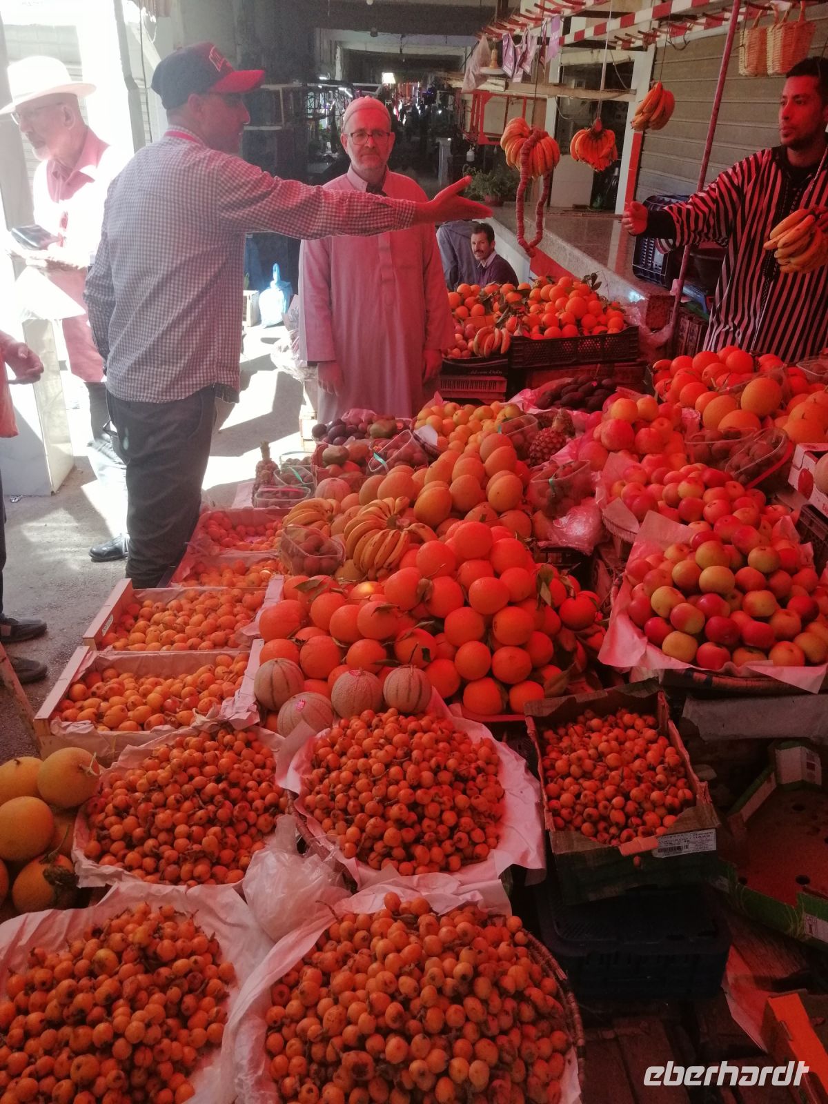 Said handelt mit einem Obsthändler auf dem Souk, Moulay Idriss
