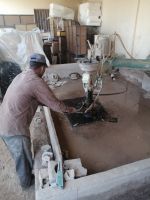 Schleifer bei der Arbeit, Fossilienwerkstatt in Erfoud