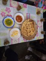 Tee, frisch gebackenes Fladenbrot, Öl, Butter umd Honig imHaus einer Berberfamilie im Ourika Tal