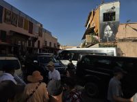 Verkehr vor dem Bahia Palast in Marrakesch