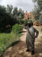 einheimischer Frendenführer erzählt uns über die Kasbah-Ruine im Hintergrund