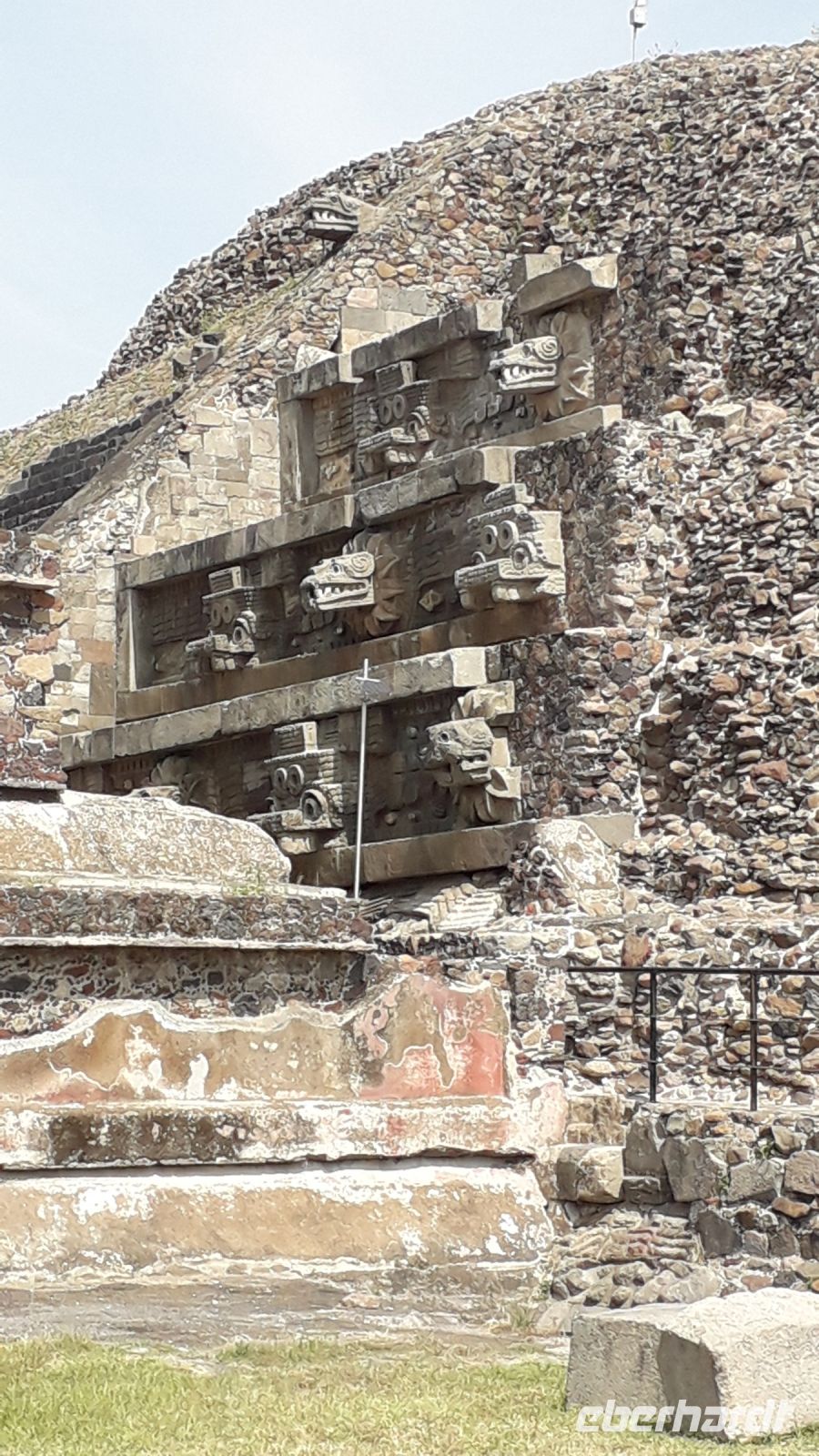 Detail / Schlangenkopf mit Federn