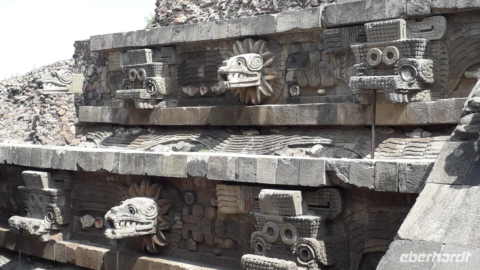 Die Fassade der Quetzalcoatl Pyramide in Teotihuacan