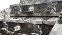 Die Fassade der Quetzalcoatl Pyramide in Teotihuacan