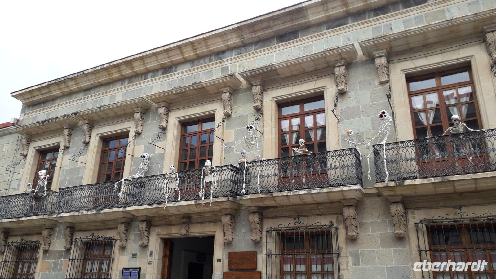 Überall sieht man Skelette