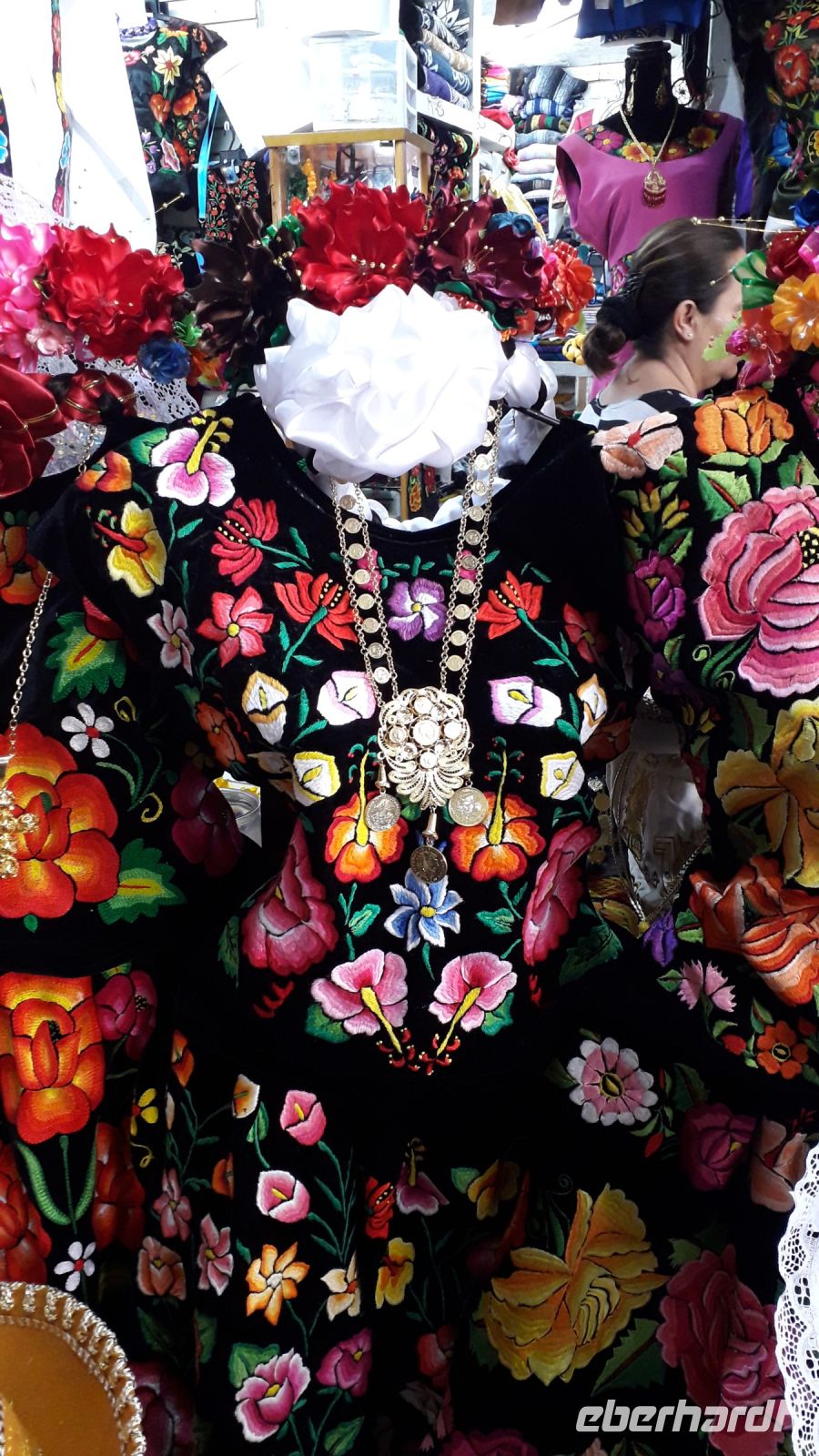 Schöne Kleider auf dem Markt