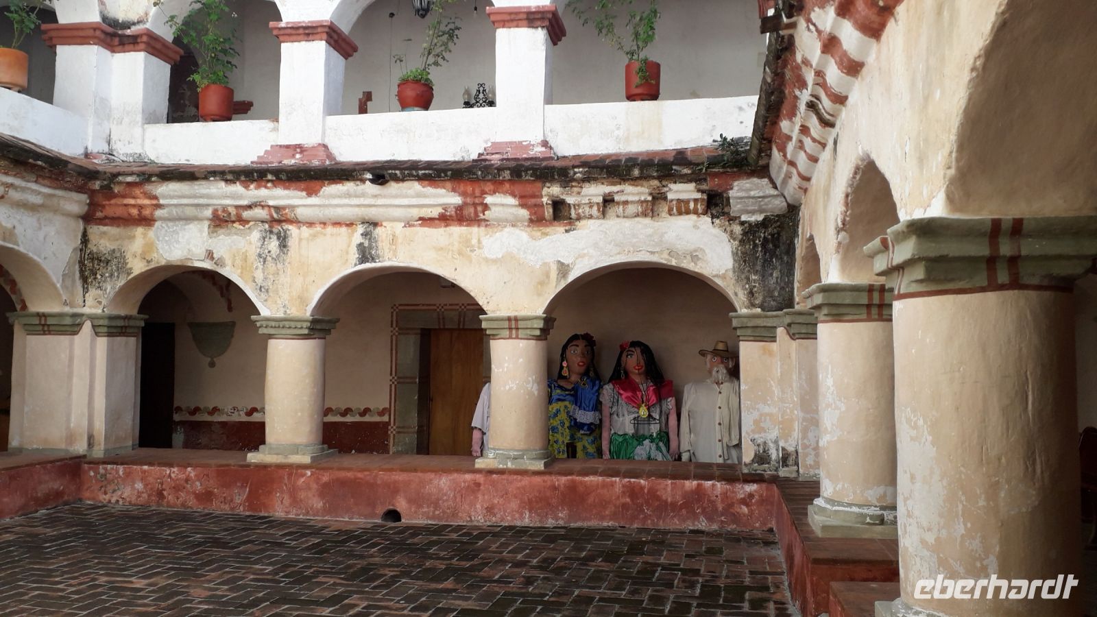 Im Hinterhof der Kirche