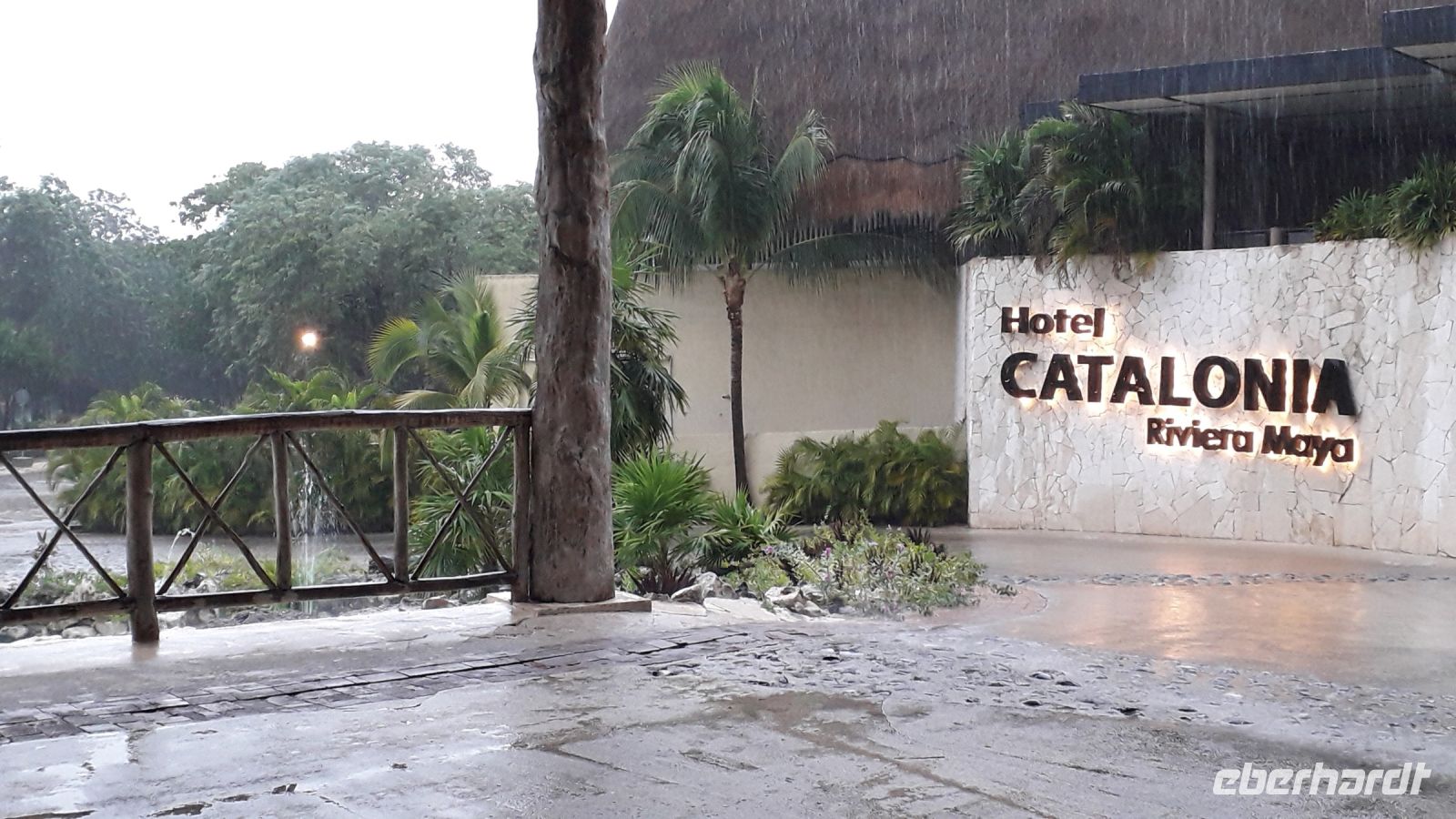 Am Eingang des Hotels